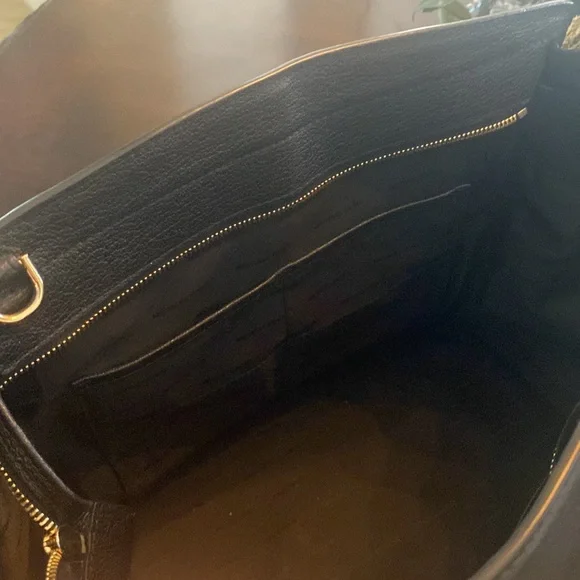 💕Gorgeous Michael Kors Tote/Handbag. Black with gold hardware.💕 - Picture 8 of 9